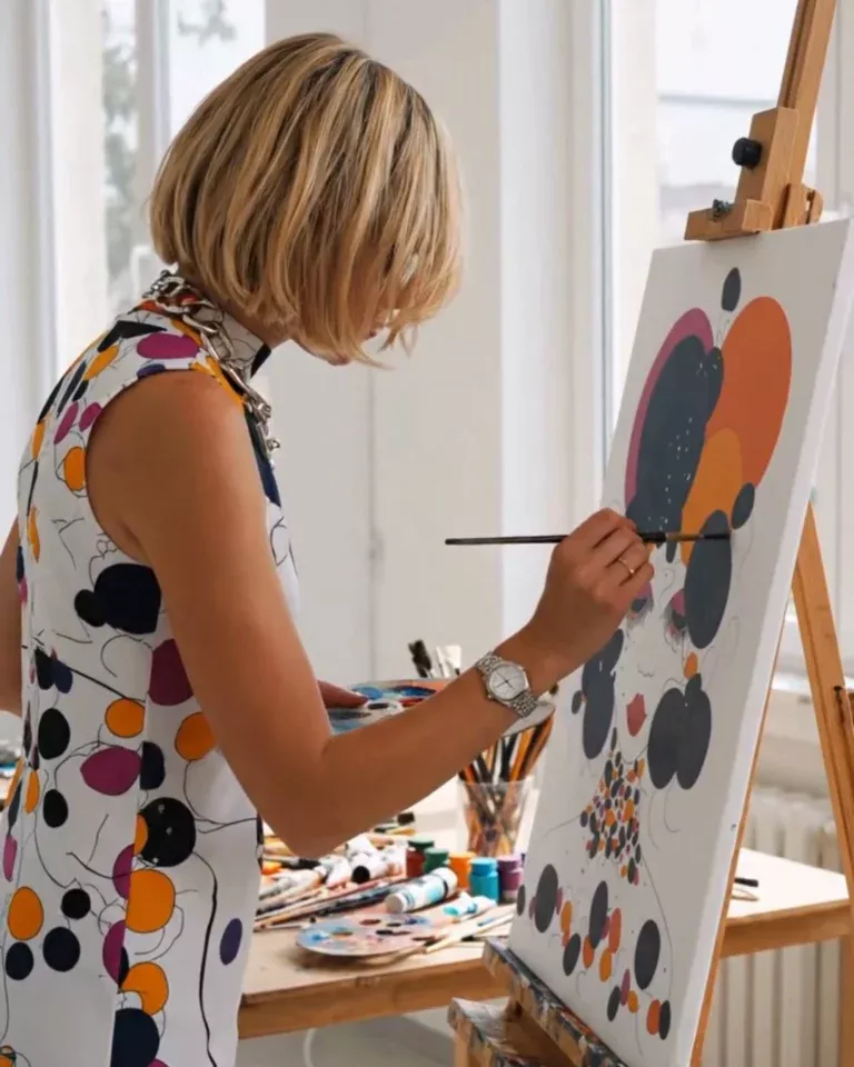 Alessandra Viotti-Gilabert qui est devant son chevalet et qui peint Pop Girl.